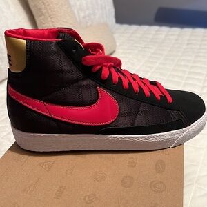 Nike Black and Hot Pink Athletic Shoes